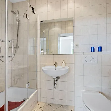 Am Leuchtturm Mit Meerbl