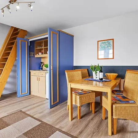 Am Leuchtturm Mit Meerbl *